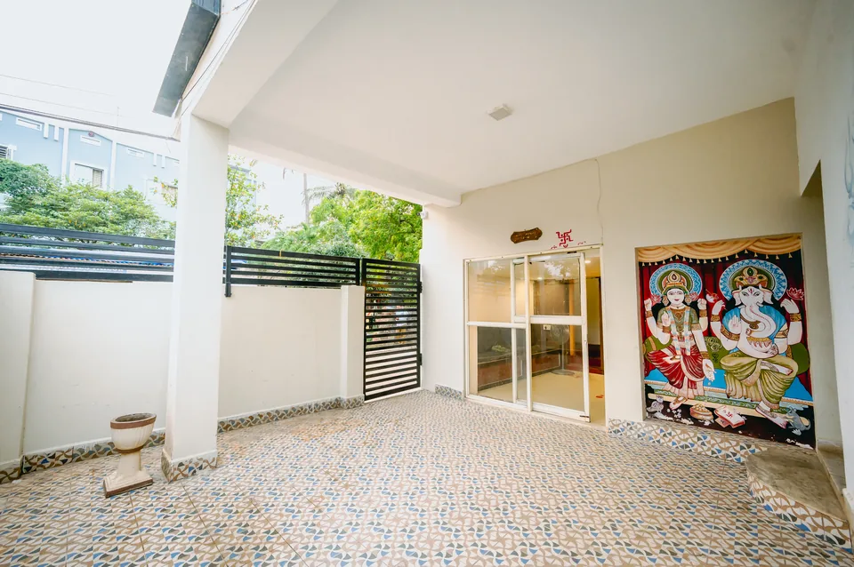 Front gate and entrance courtyard at Hotel Laughing Buddha 2
